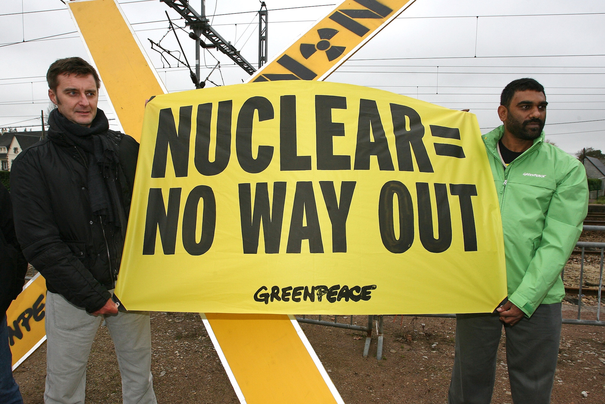 attivisti di greenpeace si introducono in una centrale francese