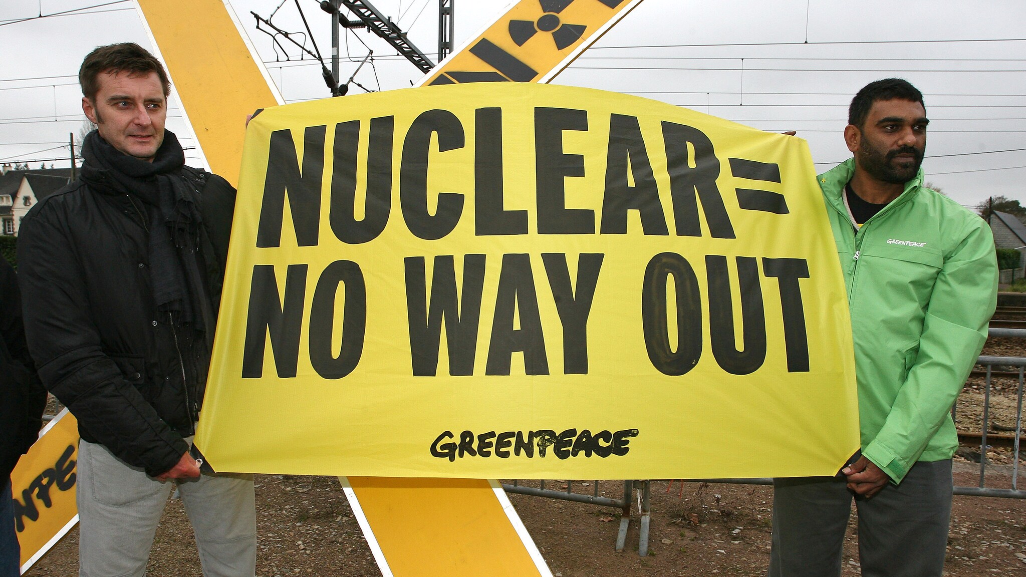 attivisti di greenpeace si introducono in una centrale francese