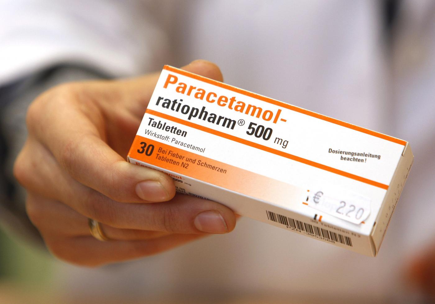 Dosi eccessive del principio attivo, uno tra i più utilizzati in caso di dolori e sintomi influenzali, possono avere effetti tossici sull'organismo. Per questa ragione gli scienziati sarebbero al lavoro per cercare un farmaco con cui sostituire il paracetamolo.