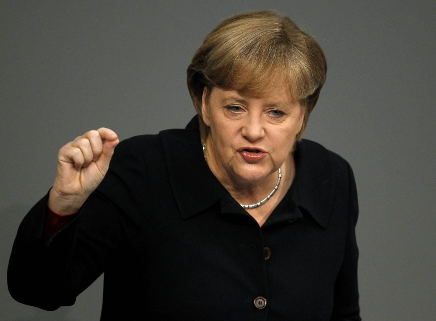 La Cancelliera tedesca ribadisce il suo no agli eurobond almeno finché non si realizzi un’unione fiscale comune ai Paesi dell’Eurozona, con norme stringenti per i conti pubblici e sanzioni automatiche. La modifica dei trattati europei è già allo studio e sarà discussa nel prossimo vertice di Bruxelles