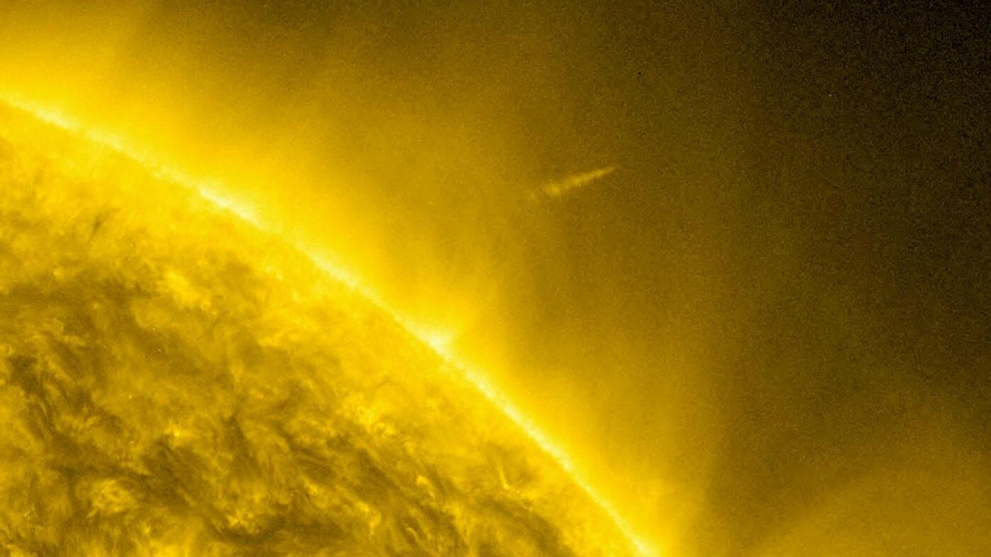 Inaspettatamente sopravvissuta al recente incontro ravvicinato con il Sole, la cometa Lovejoy è la sorpresa nei cieli del Natale.