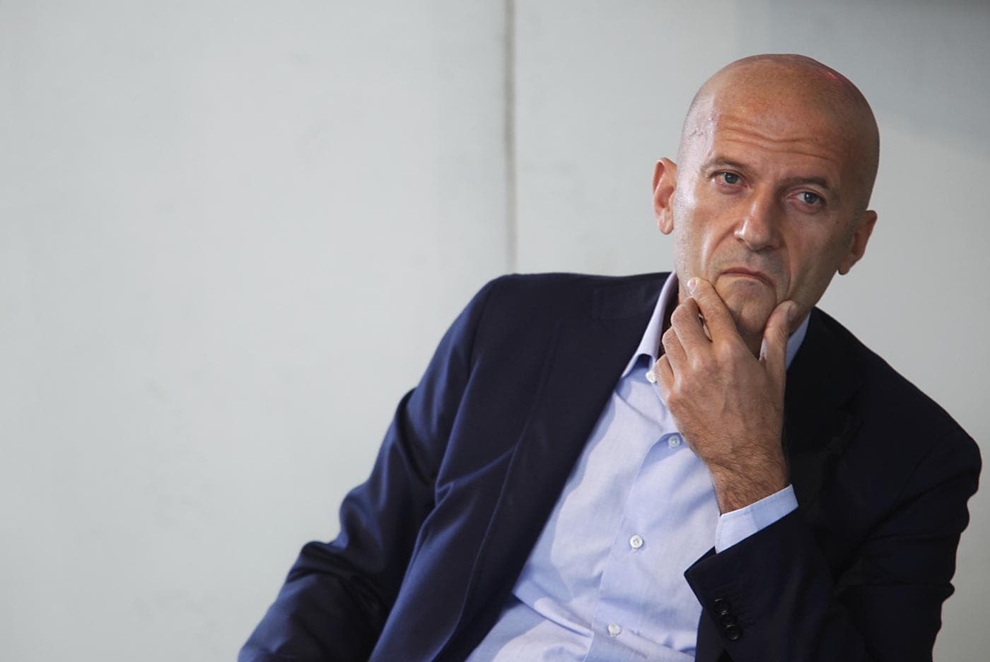 La rai sarebbe pronta a lasciare lo stipendio e tutti i benefit al direttore del tg1 in cambio della sua uscita di scena anticipata.