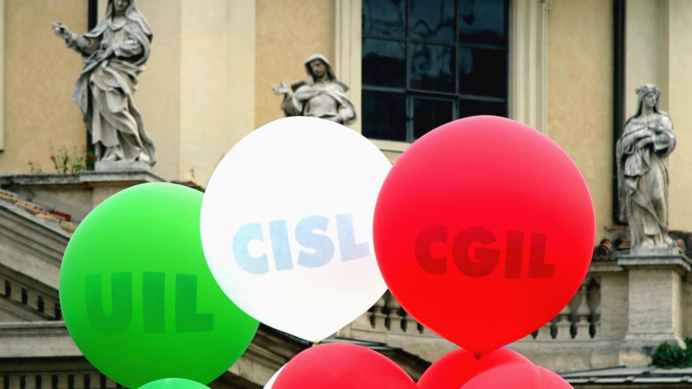 Cgil, Cisl e Uil furiose per le indiscrezioni sul mancato adeguamento delle pensioni all'inflazione e sull'innalzamento a 43 anni di contributi per le pensioni di anzianità. E a Monti chiedono un incontro quanto prima.