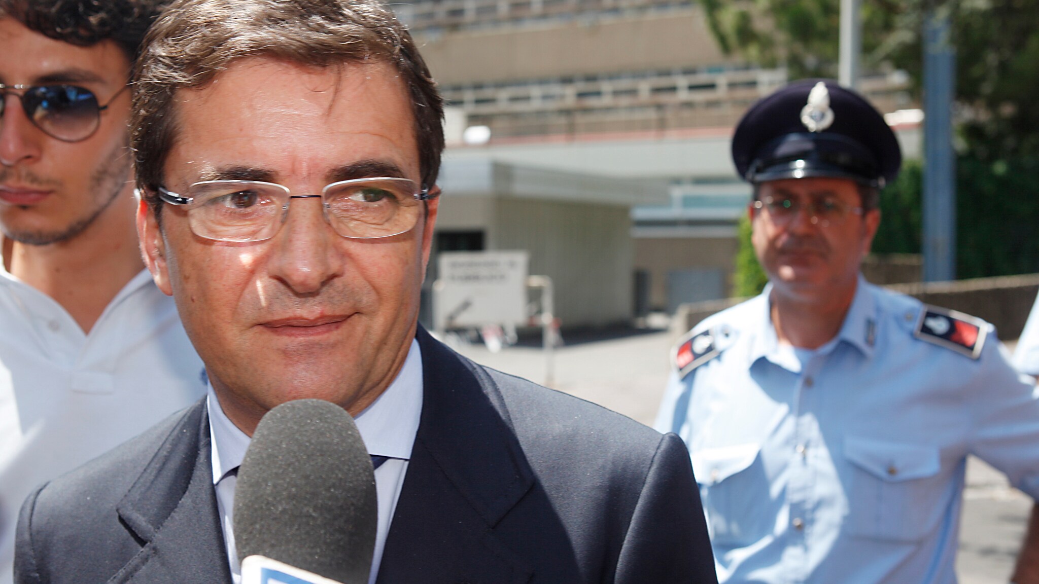 L’ex sottosegretario del Governo Berlusconi e numero uno del Pdl in Campania indagato dai giudici napoletani per collusione con il clan dei Casalesi.