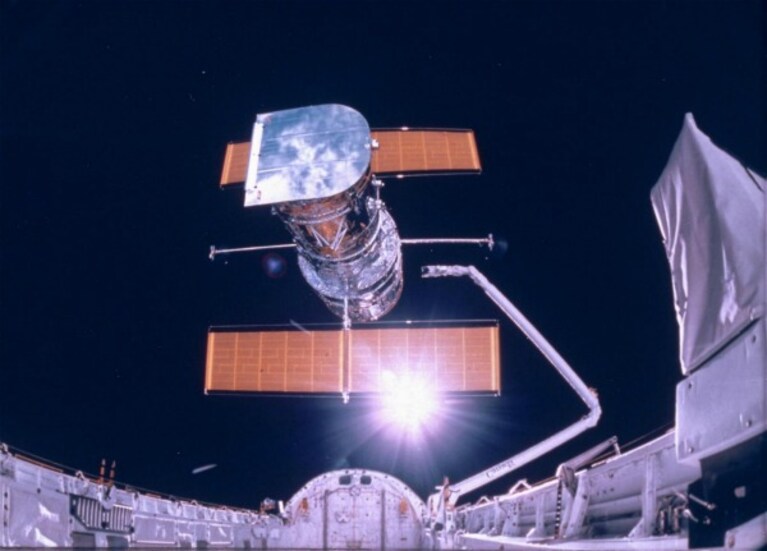 Alcune osservazioni effettuate grazie al telescopio spaziale Hubble suggerirebbero, a parere di alcuni scienziati statunitensi, la presenza di molecole complesse su Plutone, forse il segnale di cambiamenti in atto sulla sua superficie.