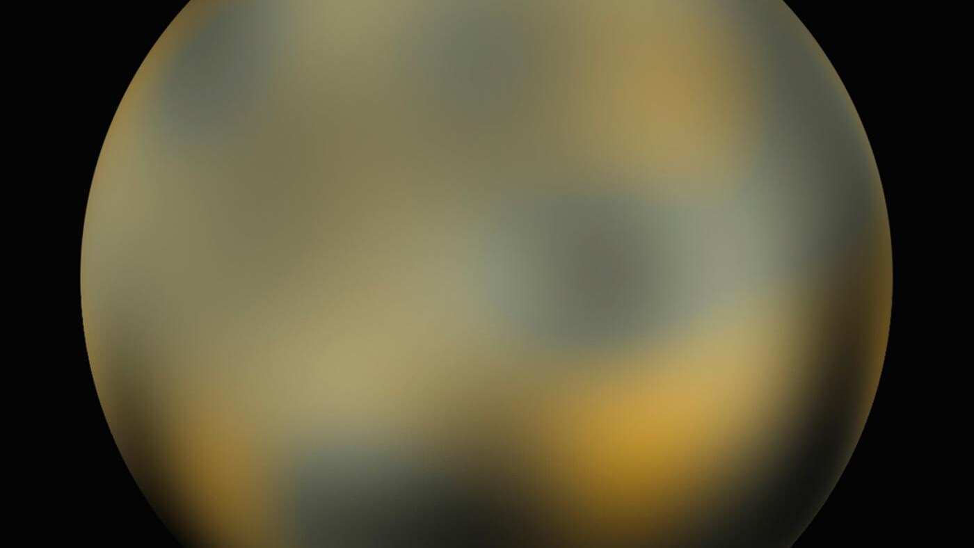 Alcune osservazioni effettuate grazie al telescopio spaziale Hubble suggerirebbero, a parere di alcuni scienziati statunitensi, la presenza di molecole complesse su Plutone, forse il segnale di cambiamenti in atto sulla sua superficie.