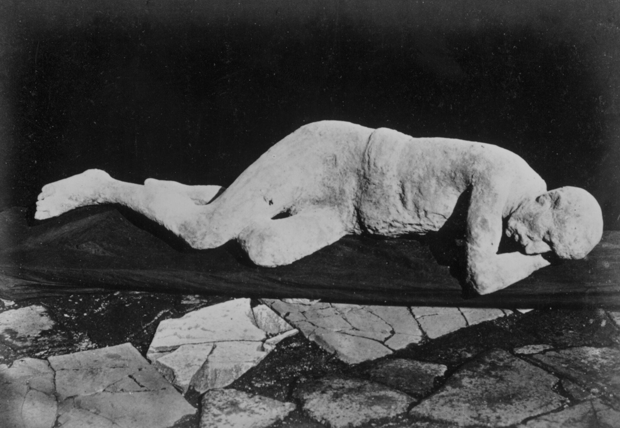 Le parole del Ministro per i Beni e le Attività Culturali Lorenzo Ornaghi riportano l'attenzione sulla situazione degli scavi di Pompei, sottolineando la vicinanza del Governo al sito, uno dei più amati al mondo. Con la speranza che alle promesse corrisponda l'impegno.