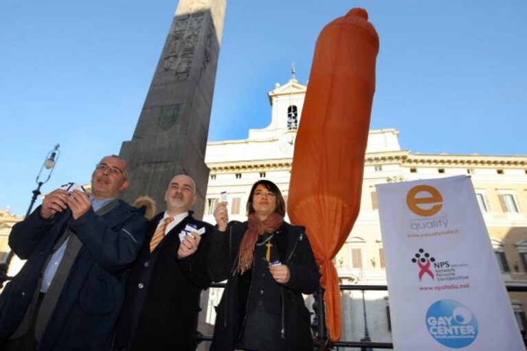 Come si può parlare di HIV e prevenzione senza ricorrere mai alla parola "preservativo" o a qualche suo sinonimo Ebbene, queste le direttive giunte dall'alto in Rai in occasione della Giornata Mondiale contro l'AIDS.