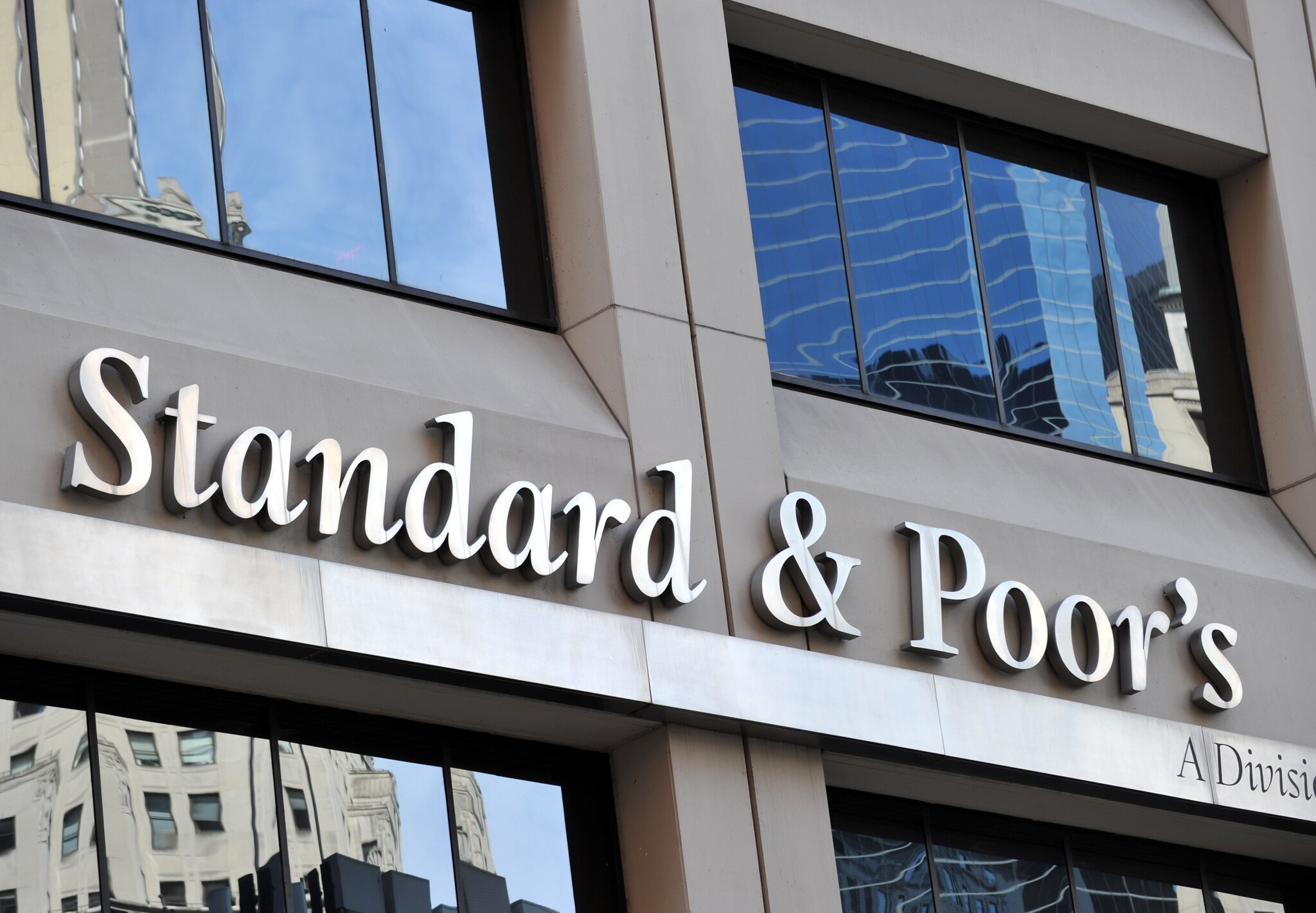 L’agenzia Standard & Poor's ha messo sotto osservazione il rating di 15 Paesi dell’Eurozona, che entro tre mesi potrebbero subire un declassamento. La Francia potrebbe scendere addirittura di due gradini.