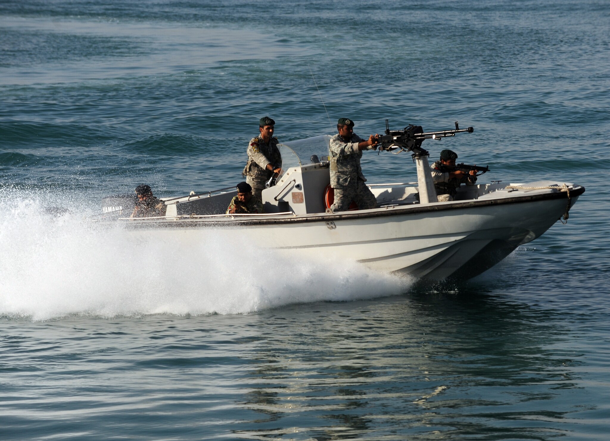 L'ipotesi iraniana di rispondere alle sanzioni internazionali chiudendo lo stretto di Hormuz, snodo fondamentale dove transita circa il 40 del traffico mondiale di greggio, ha provocato la dura reazione da parte di Washington ed oggi una portaerei statunitense è stata avvistata in un'area in cui erano in corso esercitazioni militari iraniane.