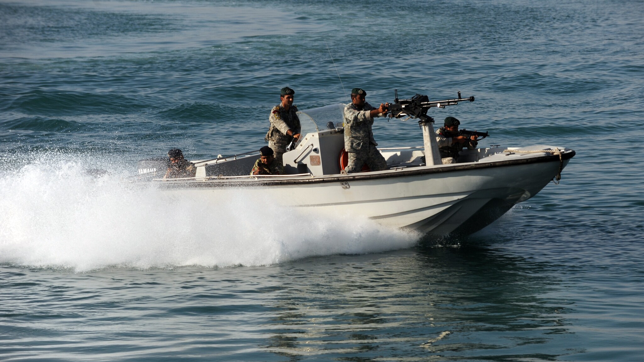 L'ipotesi iraniana di rispondere alle sanzioni internazionali chiudendo lo stretto di Hormuz, snodo fondamentale dove transita circa il 40 del traffico mondiale di greggio, ha provocato la dura reazione da parte di Washington ed oggi una portaerei statunitense è stata avvistata in un'area in cui erano in corso esercitazioni militari iraniane.