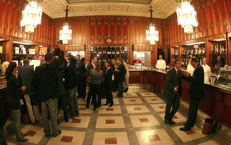 dopo il polverone anticasta innalzatosi dopo la pubblicazione dei prezzi del ristorante i camerieri si ribellano
