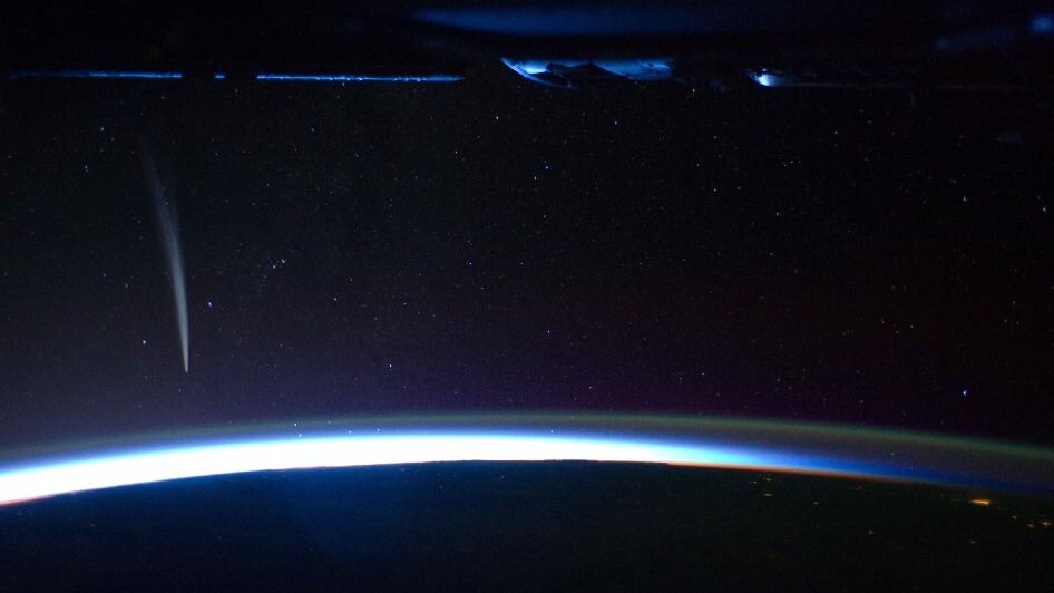 La cometa Lovejoy, celebre per essere sopravvissuta all'incontro ravvicinato con il Sole, ha regalato uno spettacolo straordinario agli astronauti della Stazione Spaziale Internazionale.