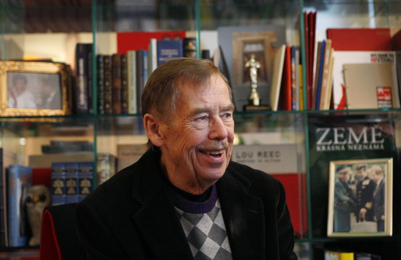 Si è spento ieri all'età di 75 anni Vaclav Havel, il drammaturgo, l'intellettuale, il leader della Rivoluzione di Velluto e l'ex Presidente della Repubblica ceca. Il mondo lo saluta commosso, ricordandone gli ideali e i valori che ne fecero un eroe della democrazia e della dignità umana calpestate dal Regime Sovietico.