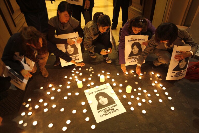 Non c’è pace per Sakineh, la 43enne iraniana condannata a morte per adulterio e per l’omicidio del marito. Gli esperti della legge islamica stanno valutando la possibilità di trasformare la sua pena dalla lapidazione all’impiccagione.