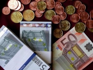 L'Agenzia delle Entrate comunica che sono in arrivo i rimborsi per circa un milione di contribuenti. Restituzioni previste sia per le dichiarazioni dei redditi del 2010 che per il canone Rai versato dagli over 75.