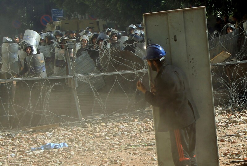 Continua la repressione violenta dei militari contro i manifestanti di piazza Tahrir. Nel quinto giorno di scontri al Cairo sono almeno 13 i morti e centinaia i feriti.