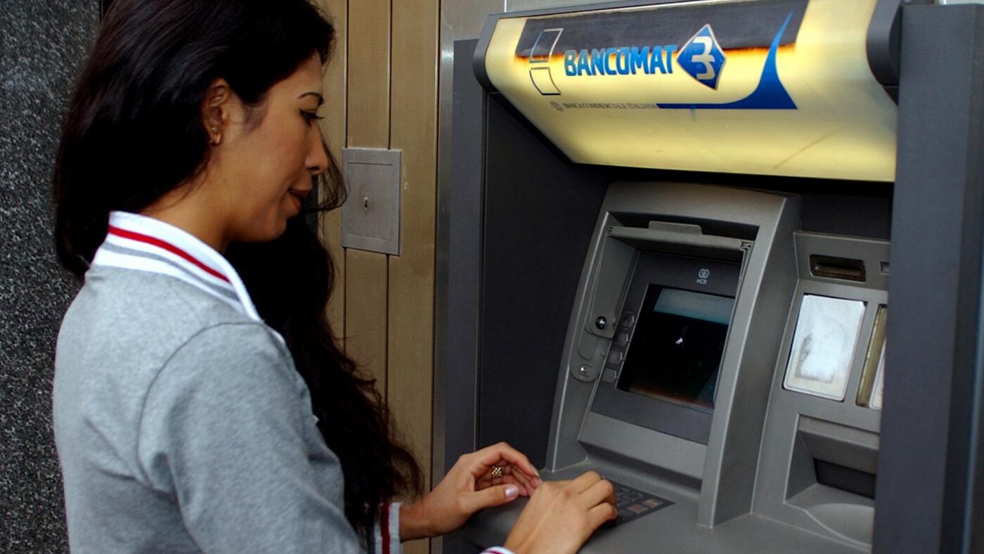 Una ragazza al bancomat