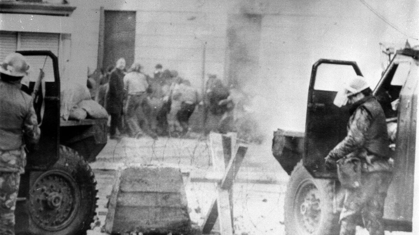 Il 30 gennaio del 1972, i paracadutisti dell esercito britannico aprivano il fuoco contro una folla di civili inermi che manifestava per i propri diritti civili nella città di Derry, in Irlanda del Nord. Per quelle quattordici vittime, alcune colpite alle spalle, altre mentre sventolavano un fazzoletto bianco, una gran parte giovanissimi che non avevano ancora compiuto vent'anni, il Primo Ministro del Regno Unito James Cameron ha chiesto scusa recentemente riconoscendo un errore ingiusto ed ingiustificabile.