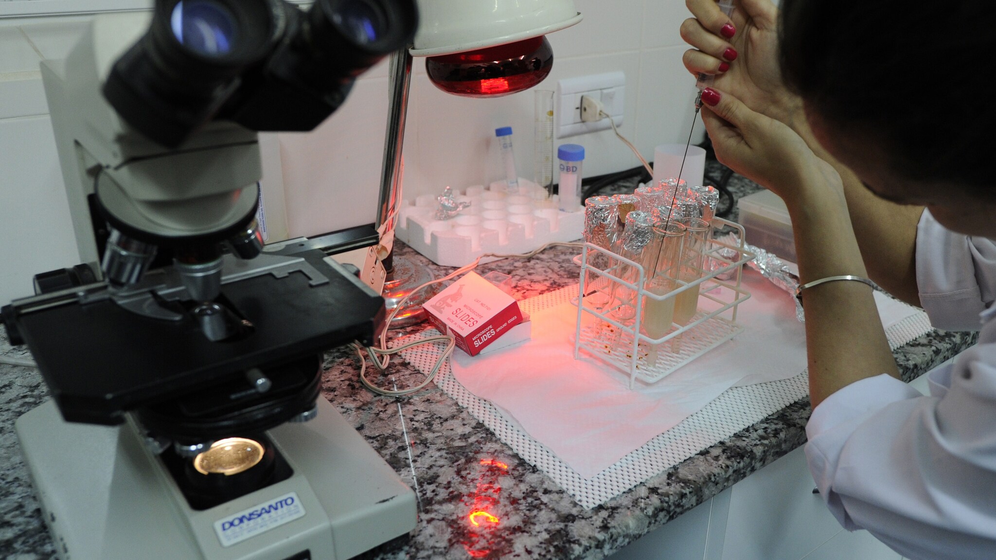 Potrebbe essere il metodo contraccezione del futuro, quello di bombardare gli spermatozoi fino a ridurne la concentrazione al punto da non poter più fecondare, Possibile, ma danni e benefici devono ancora essere accuratamente valutati.