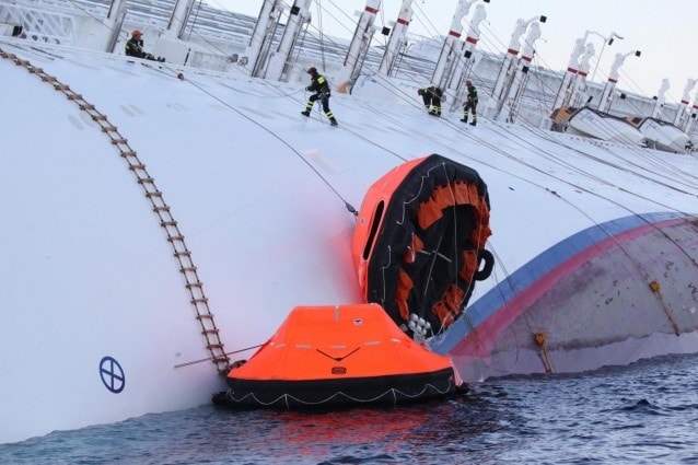 Un nuovo movimento della nave ha costretto i soccorritori ad interrompere le operazioni di recupero dei dispersi. A bordo si cercano ancora 23 persone che mancano all'appello.