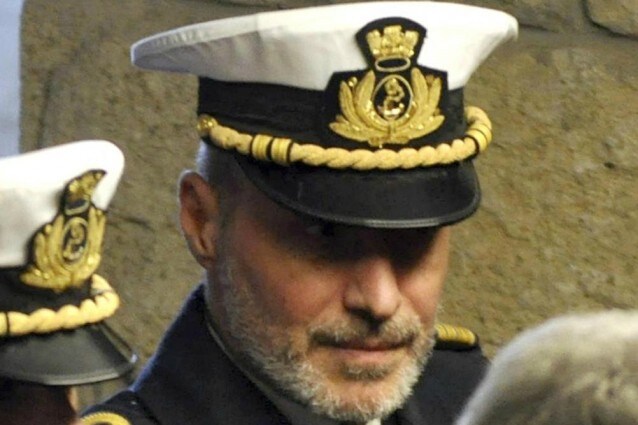 l italia ha il suo nuovo idolo il comandante che ha sconfitto schettino