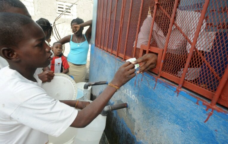Sono passati due anni dal violento sisma che colpì con la forza di una catastrofe Haiti, seminando la morte e facendo migliaia di senzatetto. Lì, tra miseria, malattie e macerie il tempo si è fermato e, dal terremoto, sembrano trascorse solo poche settimane.