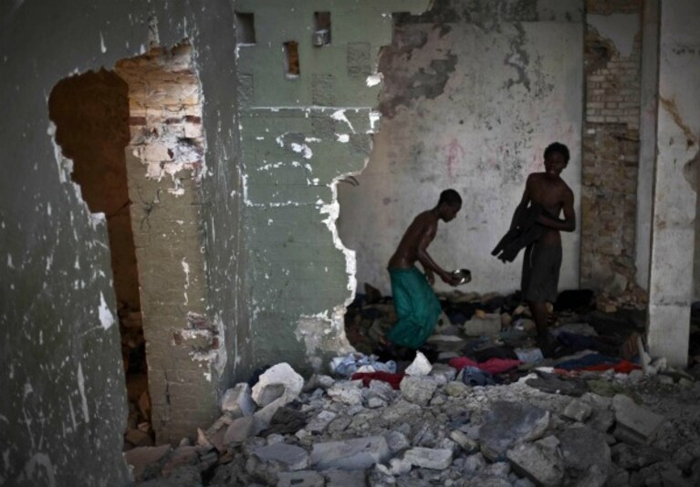 Sono passati due anni dal violento sisma che colpì con la forza di una catastrofe Haiti, seminando la morte e facendo migliaia di senzatetto. Lì, tra miseria, malattie e macerie il tempo si è fermato e, dal terremoto, sembrano trascorse solo poche settimane.