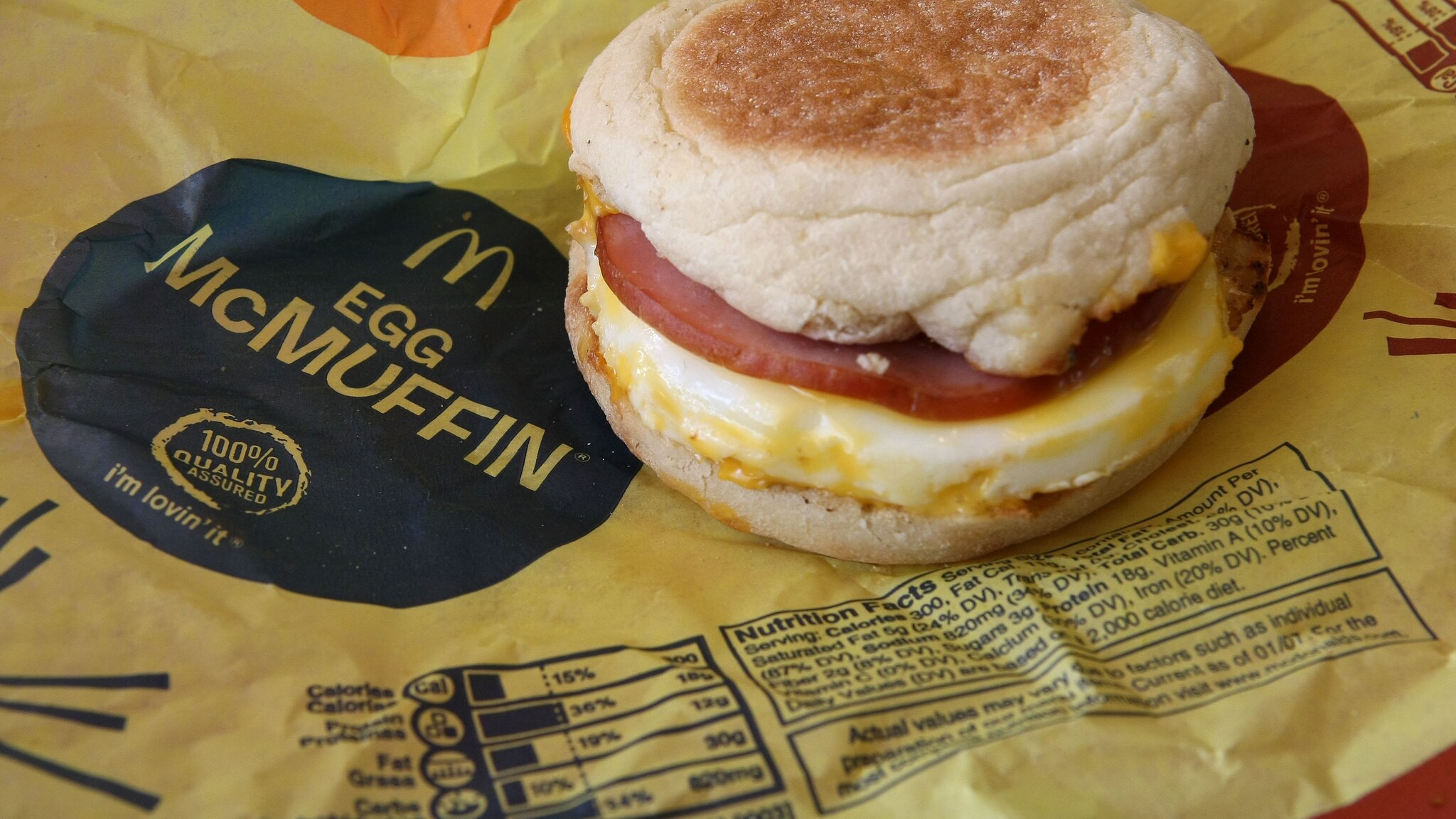 Cibi grassi ed ipercalorici, per alcuni una vera passione a cui è impossibile resistere, anche quando c'è di mezzo la propria salute. A renderci più o meno sensibili nei confronti dello junk food sarebbe un gene.