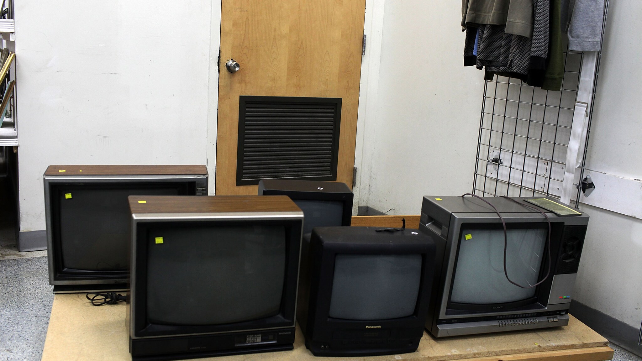 Un tempo dai vecchi schermi a tubo catodico si ricavava il vetro per costruire dei nuovi apparecchi ma l introduzione dei televisori Lcd e al plasma ha radicalmente cambiato le abitudini del riciclo. Nasce così il progetto Glass Plus, per smaltire gli schermi creando da essi piastrelle in gres porcellanato.