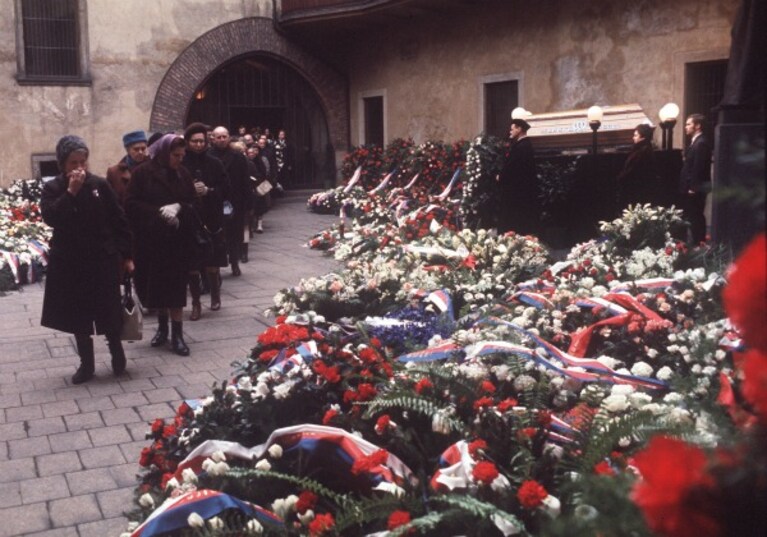 Jan Palach aveva ventun anni quando decise di darsi fuoco pubblicamente nella Piazza San Venceslao di Praga, dove pochi mesi prima erano entrati i carri armati sovietici, soffocando le speranze di liberalizzazione politica che avevano visto un eccezionale fiorire nel corso della Primavera di Praga. Era il 16 gennaio del 1969 e, oggi, è ancora importante ricordare questo studente, in un mondo in cui le rivolte e le proteste contro l ingiustizia continuano ad essere protagoniste