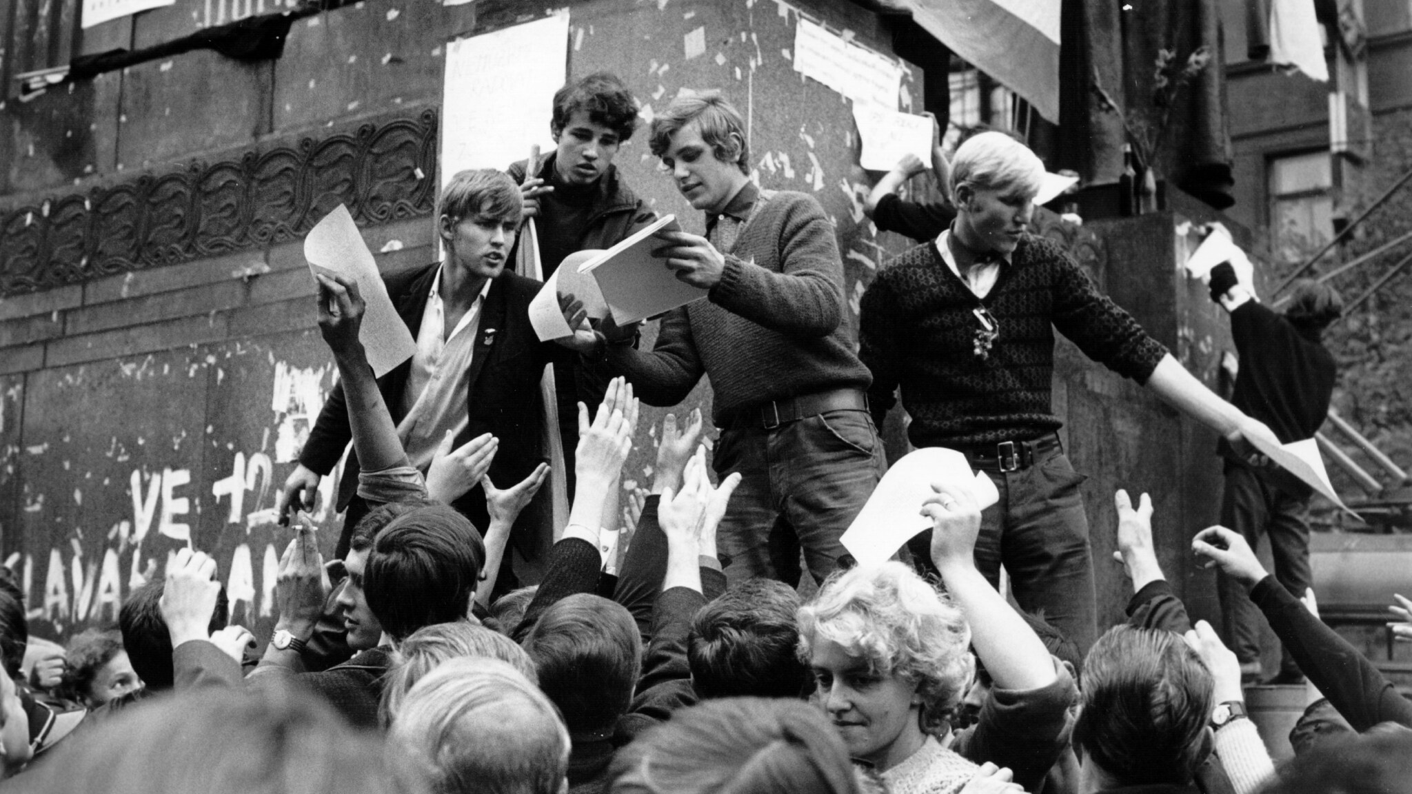 Jan Palach aveva ventun anni quando decise di darsi fuoco pubblicamente nella Piazza San Venceslao di Praga, dove pochi mesi prima erano entrati i carri armati sovietici, soffocando le speranze di liberalizzazione politica che avevano visto un eccezionale fiorire nel corso della Primavera di Praga. Era il 16 gennaio del 1969 e, oggi, è ancora importante ricordare questo studente, in un mondo in cui le rivolte e le proteste contro l ingiustizia continuano ad essere protagoniste.