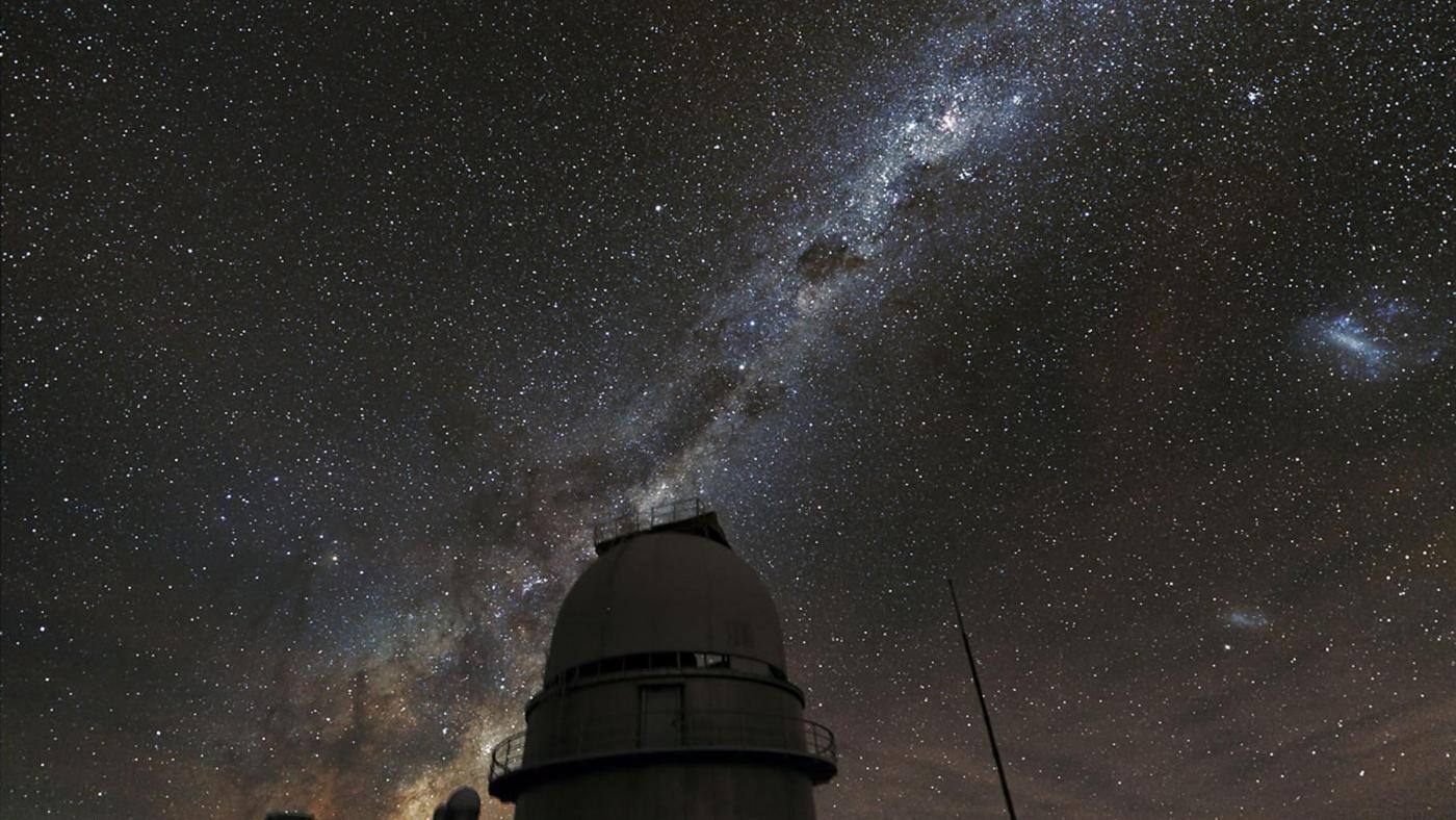 Le più recenti osservazioni dei cieli rivelerebbero che nella Via Lattea ci sono ancora tante sorprese da svelare, dai pianeti con due soli, assai più frequenti di quanto si credeva, ai tanti gemelli della Terra, alle stelle che non vogliono stare mai sole.