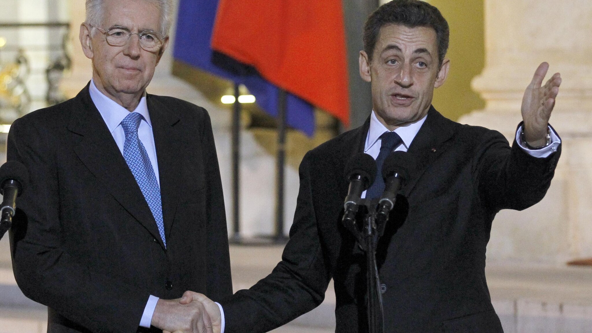 Nell'atteso incontro di Parigi con Sarkozy, il nostro Premier ha ricordato le riforme economiche già approvate in Italia e ha chiesto ai Paesi europei di agire congiuntamente per rilanciare la crescita dell'Eurozona. I due leader hanno anche annunciato un prossimo vertice a tre con la Merkel che si terrà il 20 gennaio a Roma.