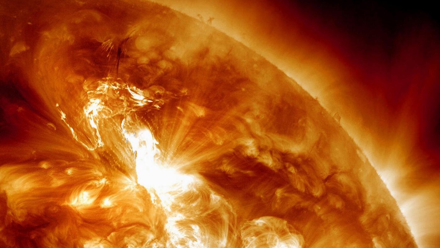Iniziata il 21 gennaio durerà all'incirca fino al 28, è una tempesta scatenata dall'eruzione solare verificatasi lunedì sera. Per il nostro pianeta nessuna grave conseguenza, solo le spettacolo incantevole della aurore boreali per chi potrà goderne.