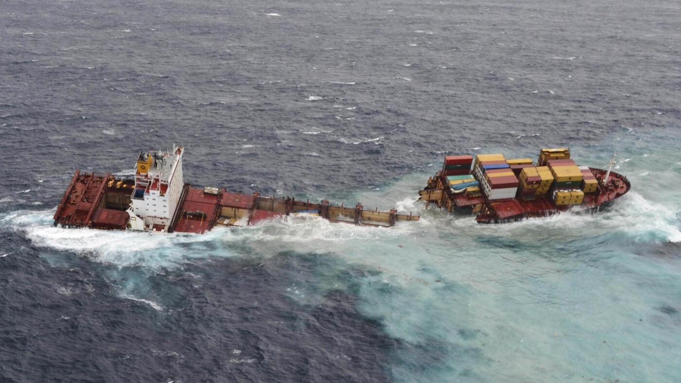 Disastro ambientale sulle coste della baia di Plenty, meta turistica per le sue bellezze naturalistiche e rifugio per moltissime specie. Dopo mesi di angoscia e timore, il cargo Rena si è spezzato ed ora i suoi container sono finiti in mare.