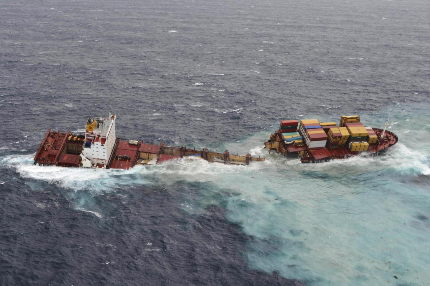 Disastro ambientale sulle coste della baia di Plenty, meta turistica per le sue bellezze naturalistiche e rifugio per moltissime specie. Dopo mesi di angoscia e timore, il cargo Rena si è spezzato ed ora i suoi container sono finiti in mare.