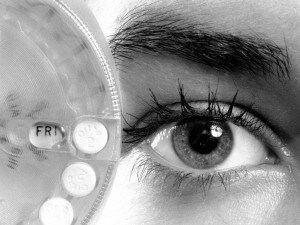 Nonostante sia giunta in Europa ormai cinquanta anni fa, la pillola anticoncezionale continua ad essere guardata con sospetto della maggior parte delle donne. A dispetto dei suoi numerosi vantaggi su cui sono in tante a non essere adeguatamente informate.