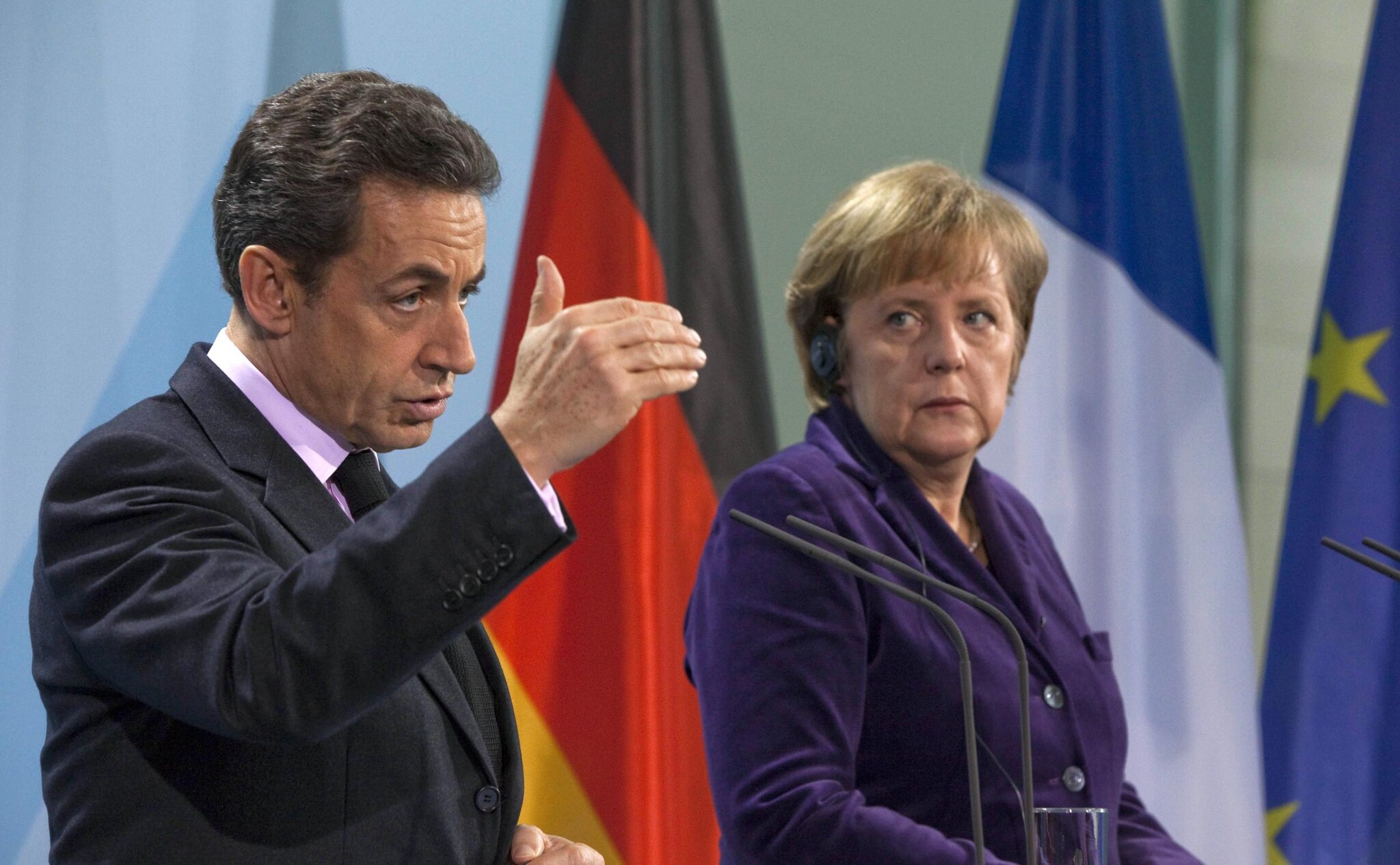 Decisa accelerazione da parte di Francia e Germania nell'atteso vertice di oggi a Berlino. Tra gli accordi, l'anticipo a gennaio del già programmato vertice europeo sul patto di bilancio e il rilancio della nuova tassa sulle transazioni finanziarie a livello europeo.