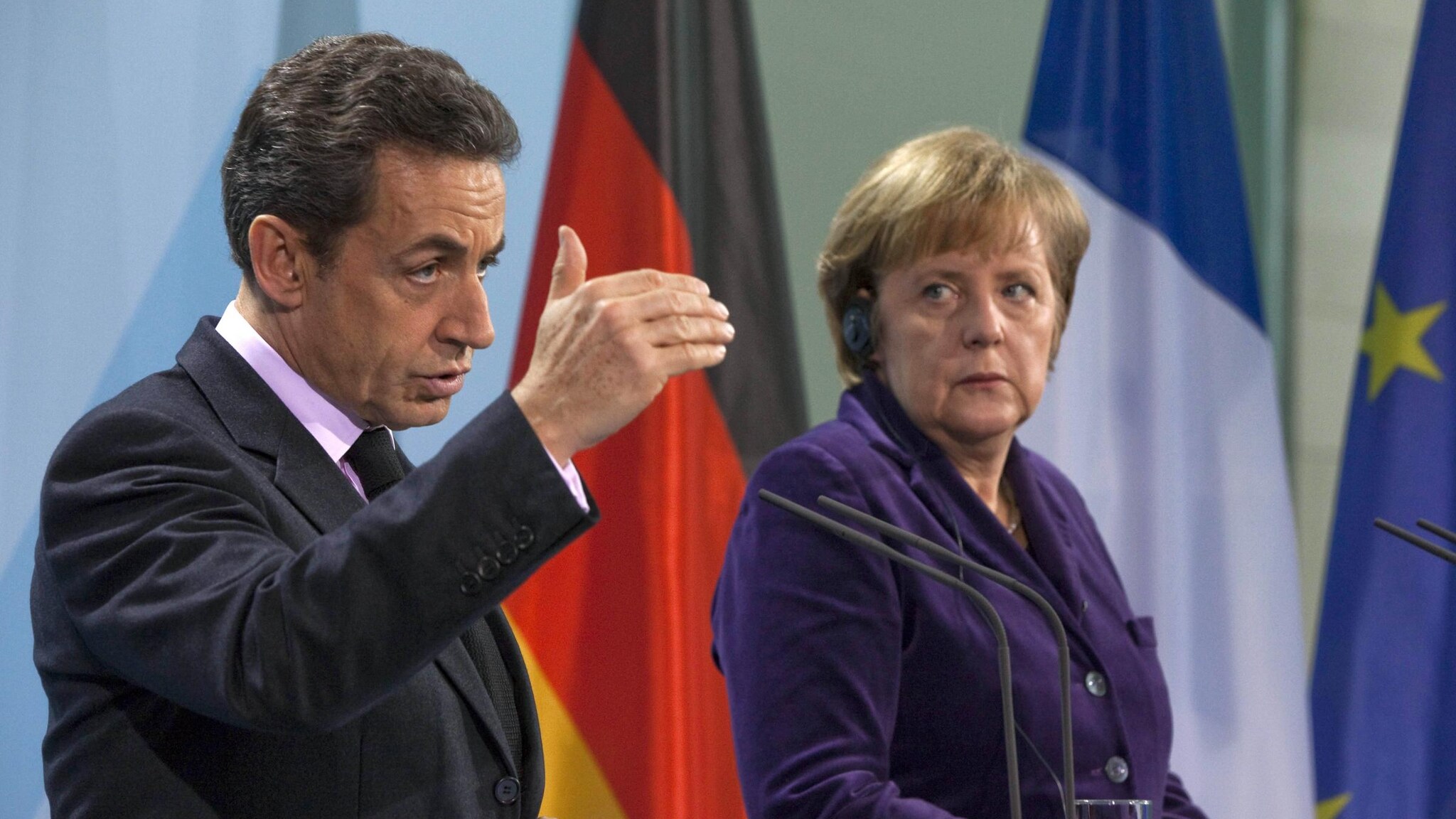 Decisa accelerazione da parte di Francia e Germania nell'atteso vertice di oggi a Berlino. Tra gli accordi, l'anticipo a gennaio del già programmato vertice europeo sul patto di bilancio e il rilancio della nuova tassa sulle transazioni finanziarie a livello europeo.