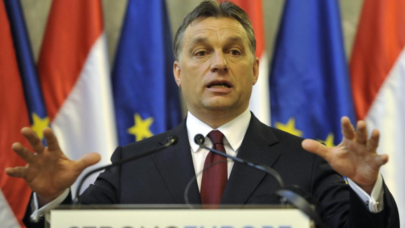 Oggi il Premier ungherese sarà al Parlamento europeo per difendersi dalle accuse che la commissione europea gli ha lanciato con una procedura di infrazione. Sotto giudizio le nuove riforme costituzionali del Governo che per molti limitano la libertà dei cittadini e che sicuramente tentano di mettere le mani sull'indipendenza della Banca centrale ungherese.
