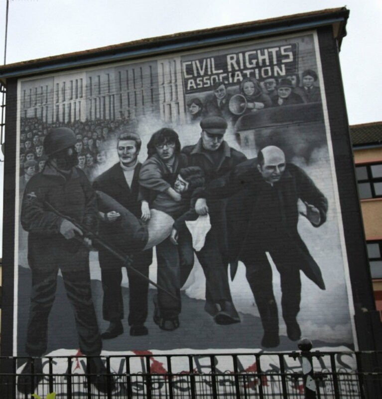Il 30 gennaio del 1972, i paracadutisti dell esercito britannico aprivano il fuoco contro una folla di civili inermi che manifestava per i propri diritti civili nella città di Derry, in Irlanda del Nord. Per quelle quattordici vittime, alcune colpite alle spalle, altre mentre sventolavano un fazzoletto bianco, una gran parte giovanissimi che non avevano ancora compiuto vent'anni, il Primo Ministro del Regno Unito David Cameron ha chiesto scusa recentemente riconoscendo un errore ingiusto ed ingiustificabile