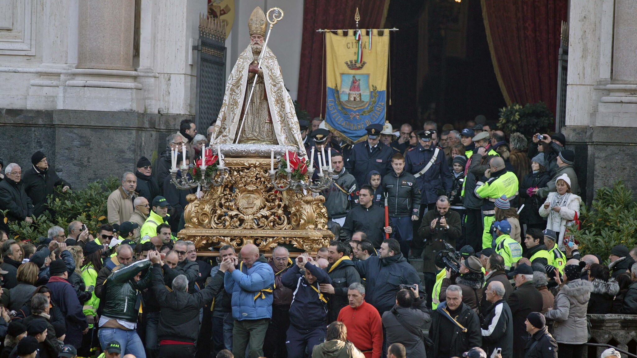 San Catello rende omaccio al boss Raffone