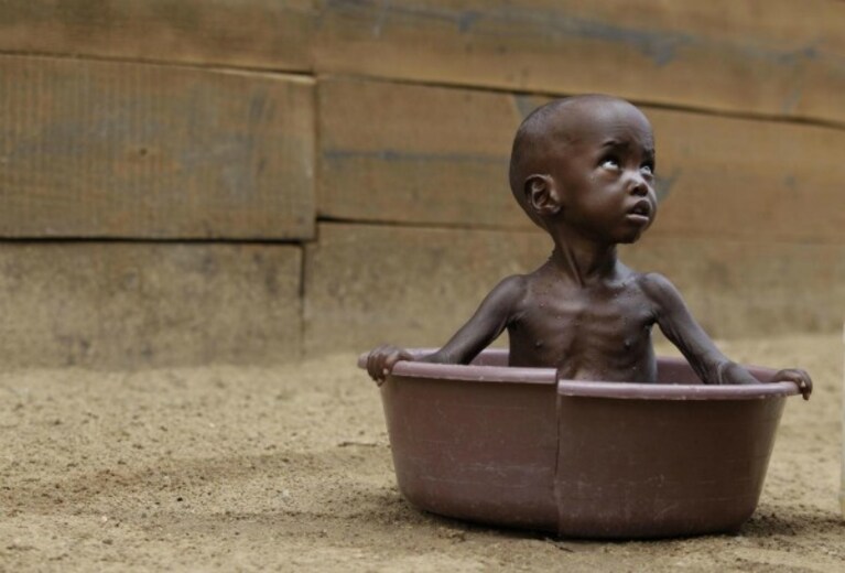 Se le agenzie umanitarie e i governi non avessero indugiato tanto a lungo rispetto alla crisi del Corno d Africa, molte tra le migliaia di vittime della siccità, la metà delle quale erano bambini al di sotto dei cinque anni, sarebbero state risparmiate.