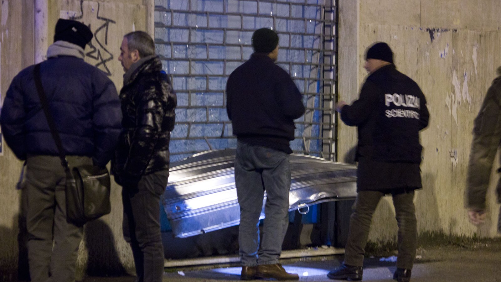 equitalia sotto attacco: bombe alla sede di Napoli, manichini impiccati a Roma