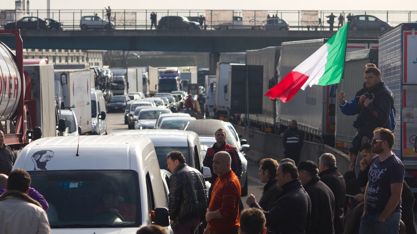 Forconi e Tir bloccano la Campania - autostrada chiusa