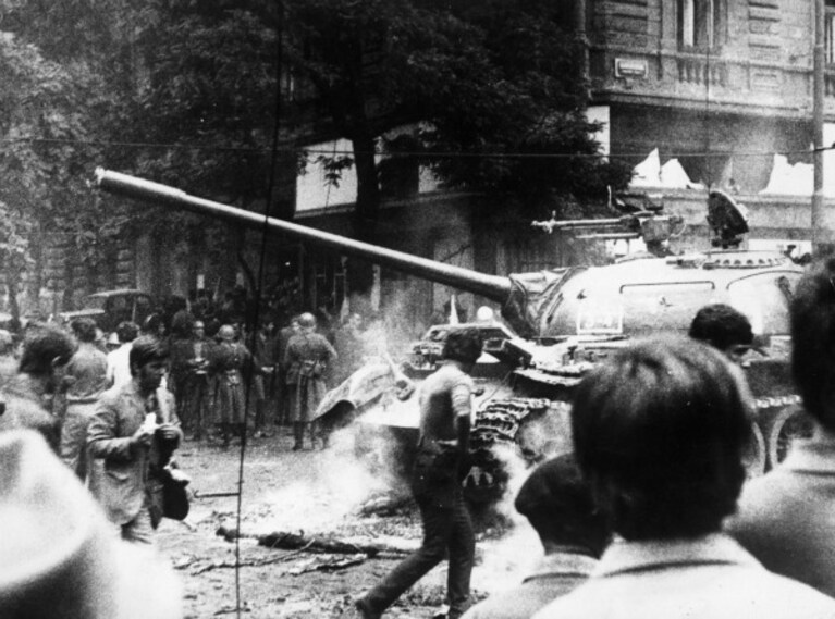 Jan Palach aveva ventun anni quando decise di darsi fuoco pubblicamente nella Piazza San Venceslao di Praga, dove pochi mesi prima erano entrati i carri armati sovietici, soffocando le speranze di liberalizzazione politica che avevano visto un eccezionale fiorire nel corso della Primavera di Praga. Era il 16 gennaio del 1969 e, oggi, è ancora importante ricordare questo studente, in un mondo in cui le rivolte e le proteste contro l ingiustizia continuano ad essere protagoniste