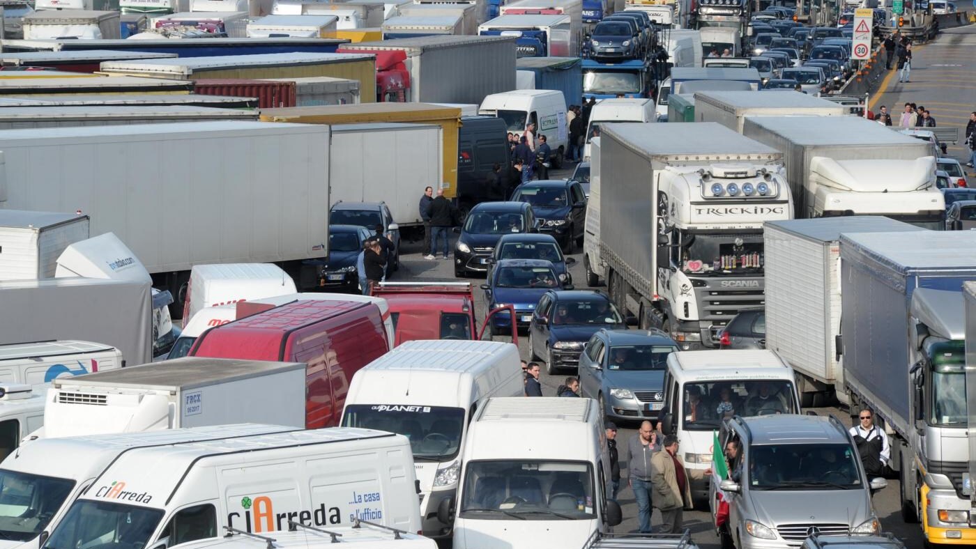 Forconi e autotrasportatori mettono in ginocchio Napoli, l'allarme di Federconsumatori