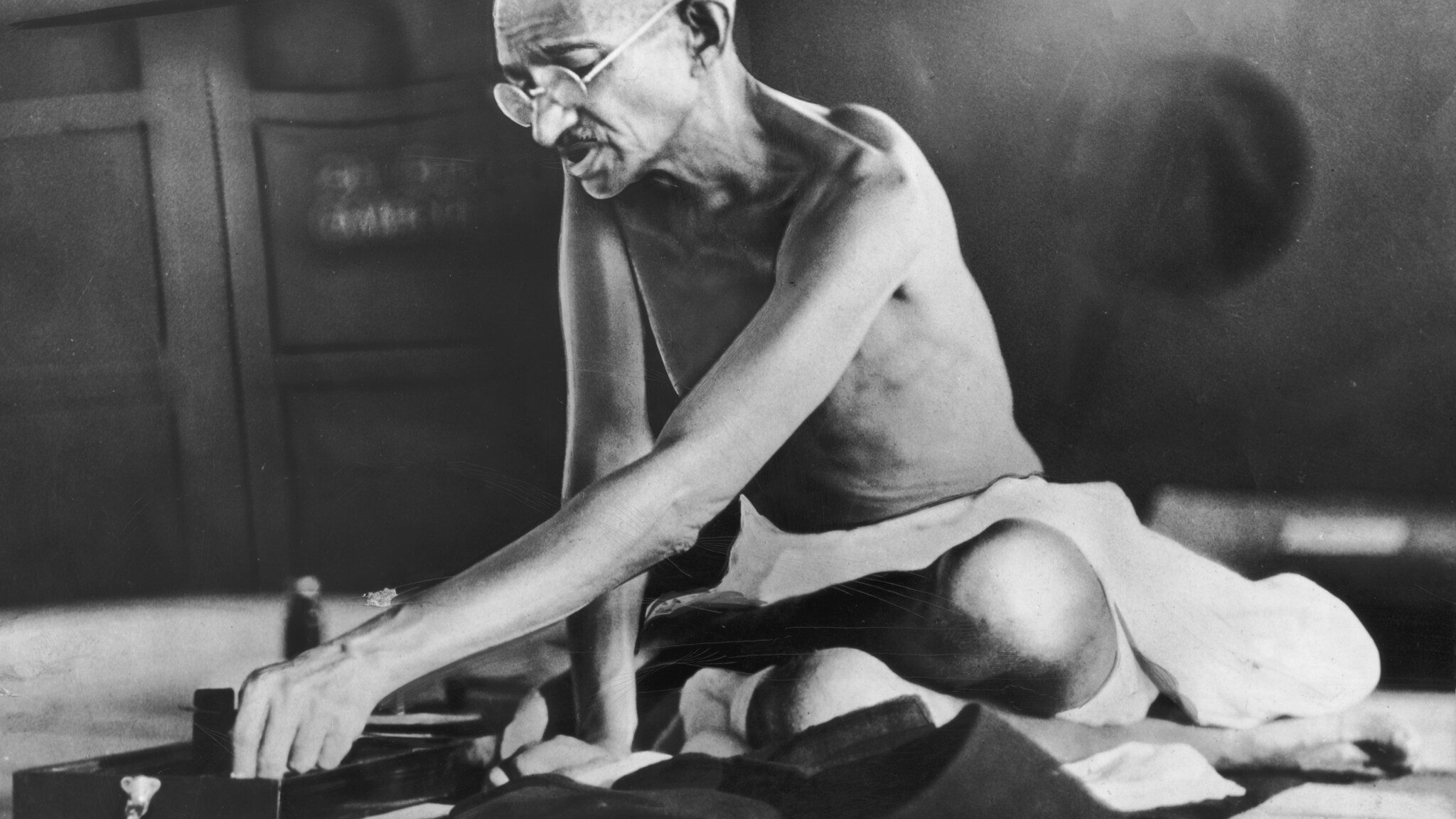 Era il 30 gennaio del 1948 quando un fanatico induista uccise il Mahatma Gandhi. Cosa resta di quella figura nel mondo, uno degli uomini più amati del XX secolo, a sessantaquattro anni dalla sua tragica morte