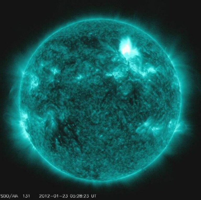 Iniziata il 23 gennaio, durerà all'incirca fino al 28 è una tempesta, la più forte dal 2005, scatenata dall'eruzione solare verificatasi lunedì sera. Per il nostro pianeta nessuna grave conseguenza, solo le spettacolo incantevole della aurore boreali per chi potrà goderne.